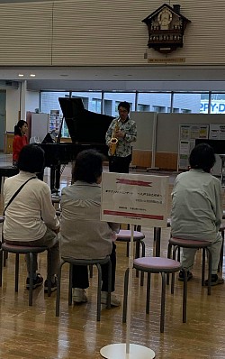 八戸市立市民病院で演奏